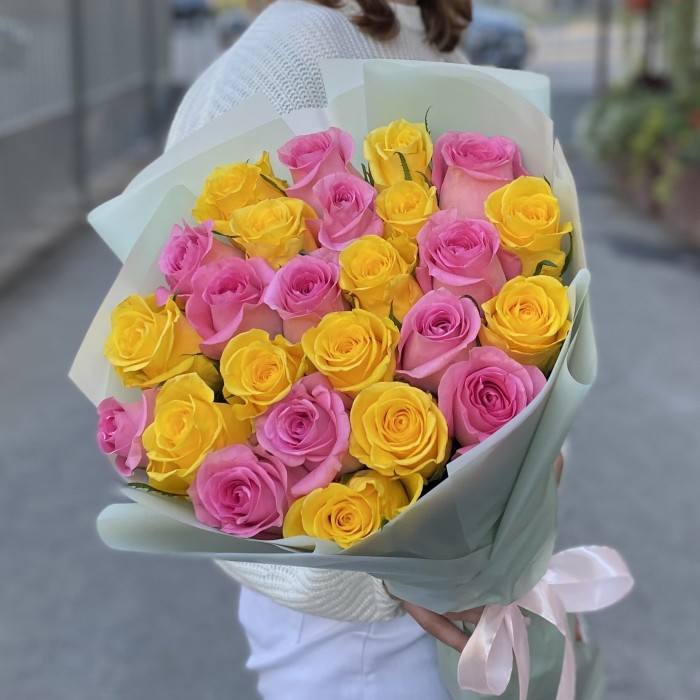 25 розовых и желтых роз 60 см